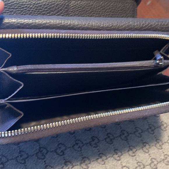 Genuine GUCCI Tri- fold Wallet, chocolate Brown, with two inside section. - Picture 6 of 16